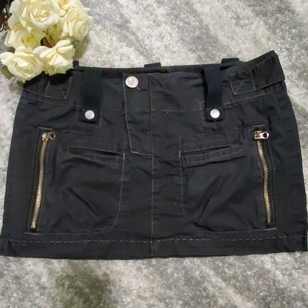 Very stylish mini-skirt😍